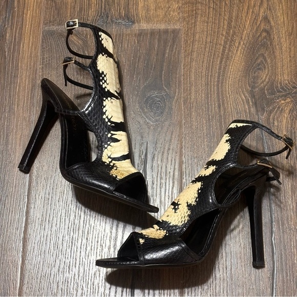 Tamara Mellon
Water Snake Cutout Accent Gladiator Sandals size 8 - Picture 5 of 15